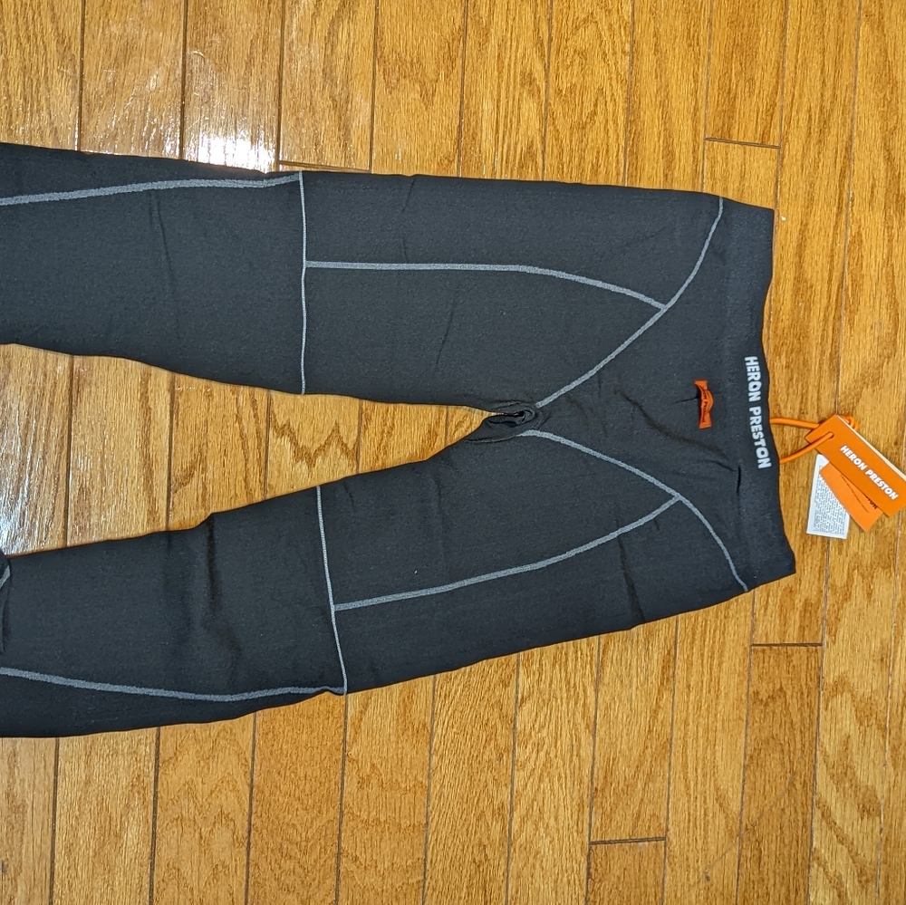 SOLD ON SITE IN OUR BIO Preston logo active strech leggings size XL - Picture 2 of 5